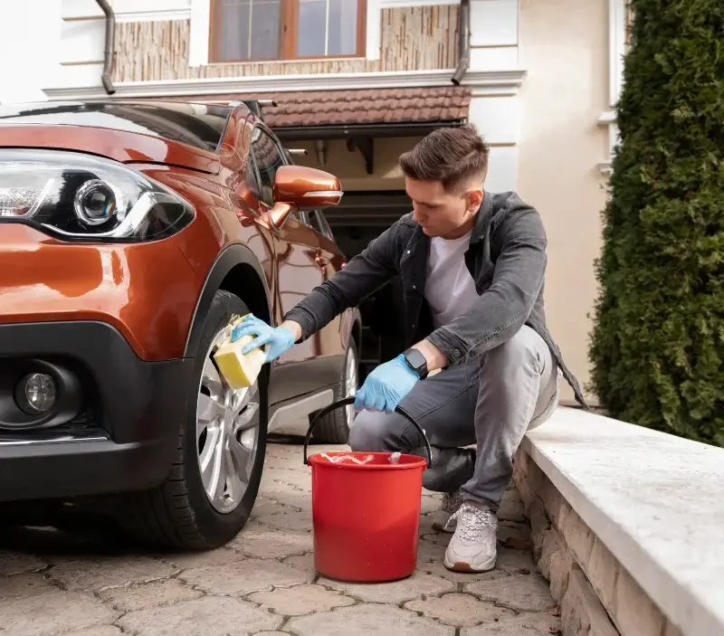 Lavage auto à domicile Saint-Romans-lès-Melle : professionnel intervenant sur un véhicule